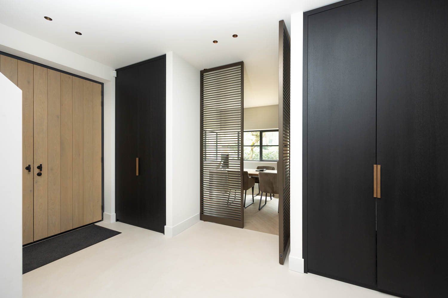 Luxe Anodic Brown stalen taatsdeuren met lamellen en glas, perfect passend in een eigentijds interieur.